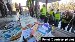 Protest studenata ispred Ministarstva prosvete, gde su ostavili udžbenike, u znak podrške srednjoškolcima (Foto: FoNet/Marko Dragoslavić)