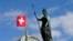 Patung Helvetia di depan Gedung Parlemen Swiss (Bundeshaus) di Bern, Swiss, 13 Maret 2020. (REUTERS / Denis Balibouse)
