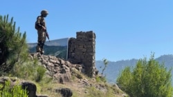 Pakistani soldier stands guard on a forward posts near the Kashmir Line of Control as nascent ceasefire holds between India and Pakistan. (Ayaz Gul/VOA)
