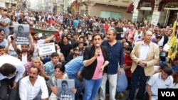 Tutuklu HDP milletvekili Sebahat Tuncel bir mitingte konuşma yaparken