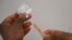 Un vaccin Covid-19 AstraZenaca est préparé dans les installations du NHS Nightingale au Centre Excel de Londres, le lundi 11 janvier 2021. 