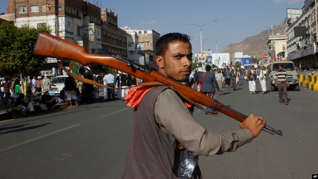Seorang anggota pemberontak Houthi di Yaman (foto: dok). Pemberontak Syiah Houthi merebut istana Presiden di Aden, Yaman selatan.