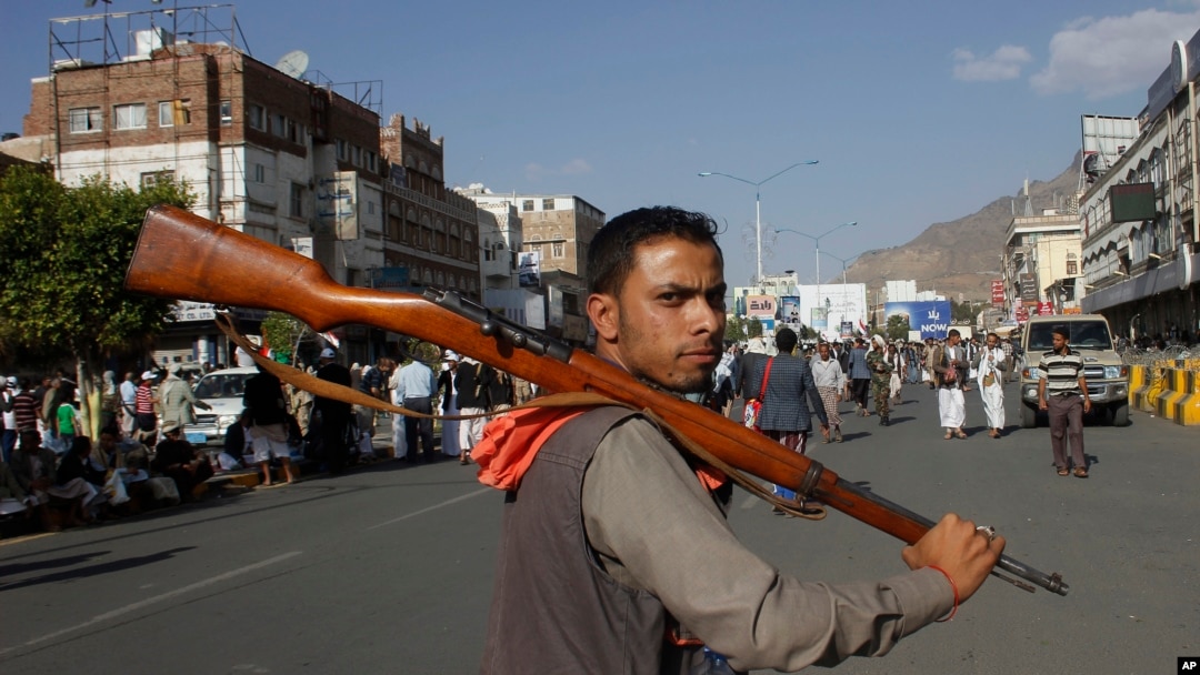 Seorang pemberontak Syiah Houthi bergabung dengan protes atas serangan udara Arab Saudi di Sana'a, Yaman (1/4). (AP/Hani Mohammed)