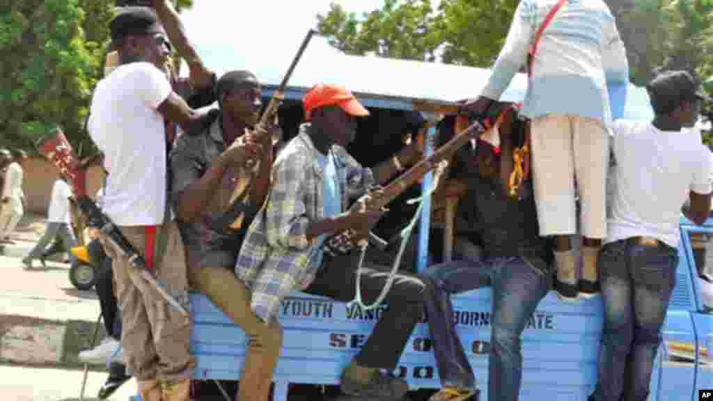 ‘Yan sintiri da Mafarauta, rike da bindigogi sun taru kofar fadar Sarki a Maiduguri, 4 ga Satumba 2014.