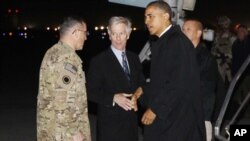 Başkan Barack Obama Afganistan'ın Bagram hava üssünde karşılanırken