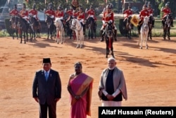 Presiden Prabowo Subianto, Presiden India Droupadi Murmu, dan Perdana Menteri Narendra Modi selama resepsi seremonial di Rashtrapati Bhavan di New Delhi, India, 25 Januari 2025. (Foto: REUTERS/Altaf Hussain)