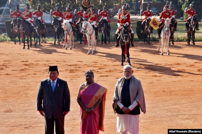 Presiden Prabowo Subianto, Presiden India Droupadi Murmu, dan Perdana Menteri Narendra Modi selama resepsi seremonial di Rashtrapati Bhavan di New Delhi, India, 25 Januari 2025. (Foto: REUTERS/Altaf Hussain)