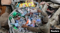 Un trabajador llena un saco de desechos plásticos para reciclaje en el Día Mundial del Medio Ambiente en Karachi, Pakistán, el 5 de junio de 2023.