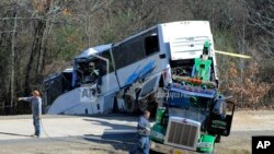 El accidentado autobús de un grupo juvenil de fútbol de una escuela de Tennessee es rescatado el 3 de diciembre de 2018, luego de que se saliera de una rampa en la interestatal 30, cerca de Benton, Arkansas.
