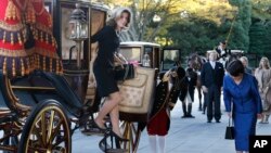 Dubes AS Caroline Kennedy keluar dari kereta untuk bertemu Kaisar Akihito di istana Kaisar di Tokyo, Selasa (19/11). 