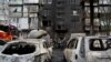 Українські рятувальники працюють у дворі п'ятиповерхового житлового будинку після ракетного обстрілу в Києві 21 березня 2024 року на тлі російського вторгнення в Україну.