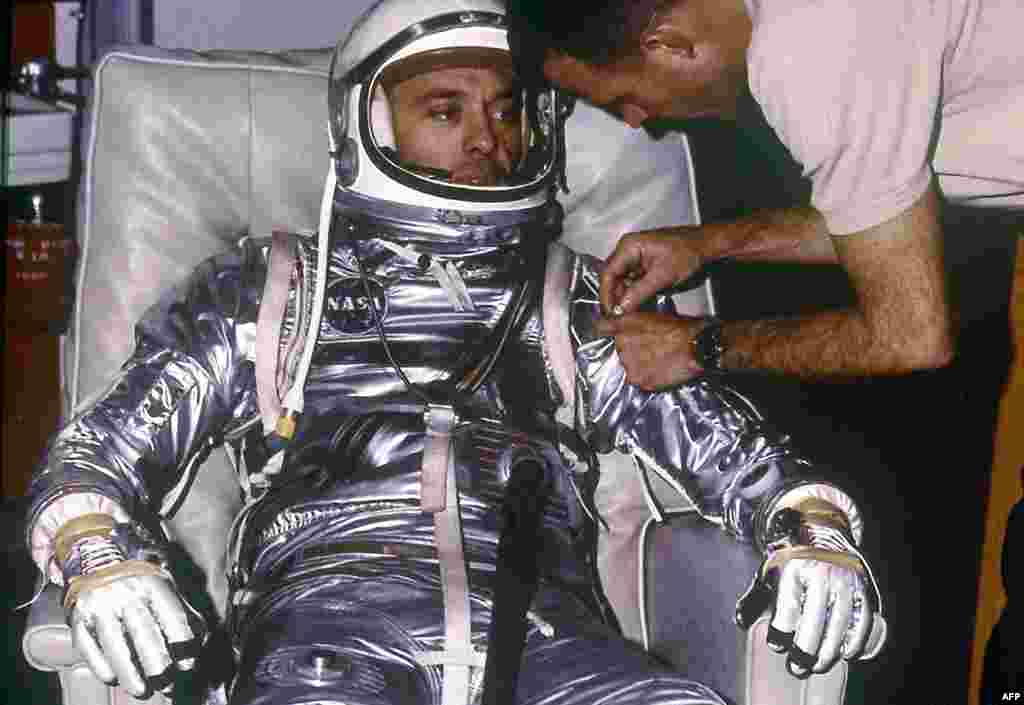 1961: Phi hành gia Alan B. Shepard, Jr. trong lúc thử trang phục chuẩn bị cho chuyến bay chuẩn-quỹ đạo MR-3 đầu tiên. Chuyến bay sử dụng tàu Freedom 7, được tống đi bằng thiết bị phóng Mercury-Redstone, rời bệ phóng ngày 5 tháng 5, 1961.