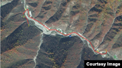 새로운 미사일 기지라는 주장이 제기된 양강도 회정리. 차량 대피소(1번과 2번)에서 출발해 다리(3번)와 계곡(4번)을 한번씩 건너야만 새롭게 만들어진 다리와 터널(5번) 입구에 도달할 수 있다. (Digital Globe/Google Earth)