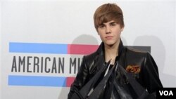 Justin Bieber con sus premios en la entrega de los American Music Awards celebrada el 21 de noviembre de 2010 en Los Angeles.