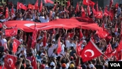 Des drapeaux turcs élevés par la foule en Turquie, le 17 juillet 2016.