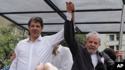 L’ex-président brésilien Luiz Inacio Lula da Silva, à droite, en pleine campagne avec le maire de Sao Paulo, Fernando Haddad, à Sao Paulo, au Brésil, le 30 septembre 2016.