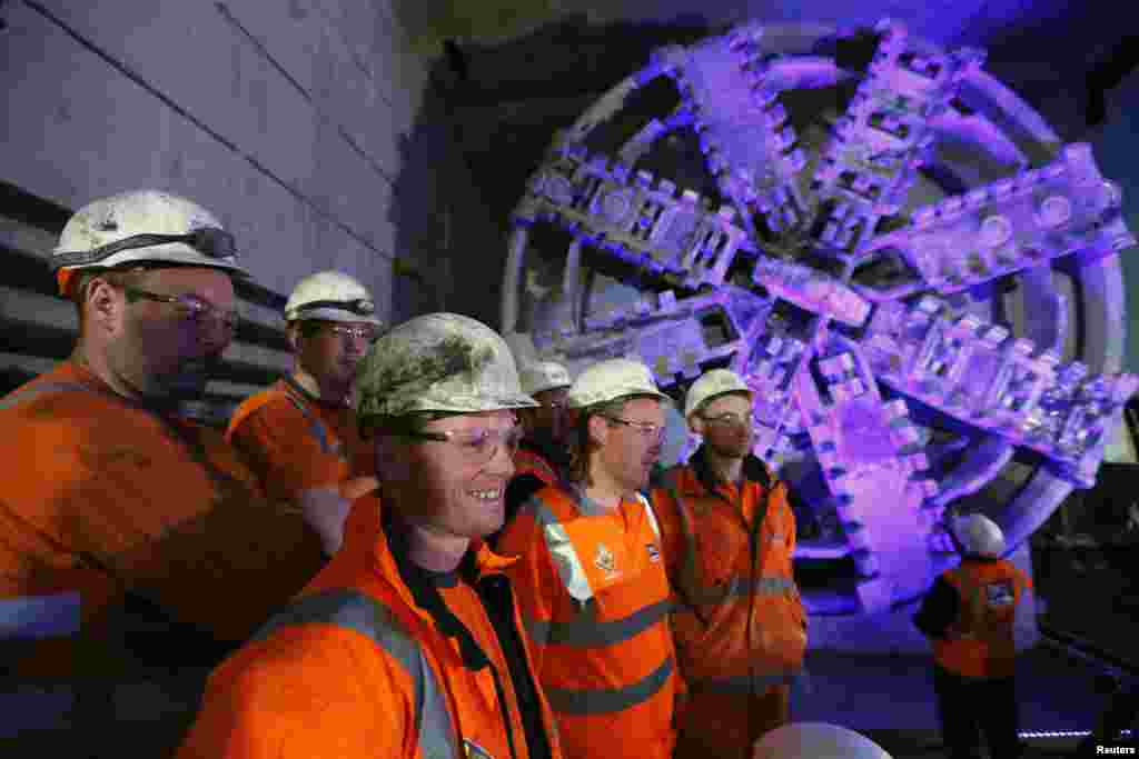 Para pekerja terowongan berdiri di samping mesin pembuka terowongan &#39;Elizabeth&#39; ketika diumumkannya secara resmi bahwa mereka telah mencapai Stasiun Crossrail di Canary Wharf, di London Timur. Proyek Crossrail ini yang akan menghubungkan London Timur dan Barat, sepertiganya lengkap dan dijadualkan akan selesai tahun 2018.