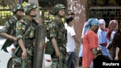 Pasukan keamanan China melakukan patroli di kota Urumqi, Xinjiang (29/6).