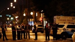 Oficerët e policisë në një vendngjarje të shtënash me armë në Çikago, Illinoi