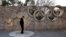 Biểu tượng Olympic trong một công viên ở Bắc Kinh, 7/12/2021.