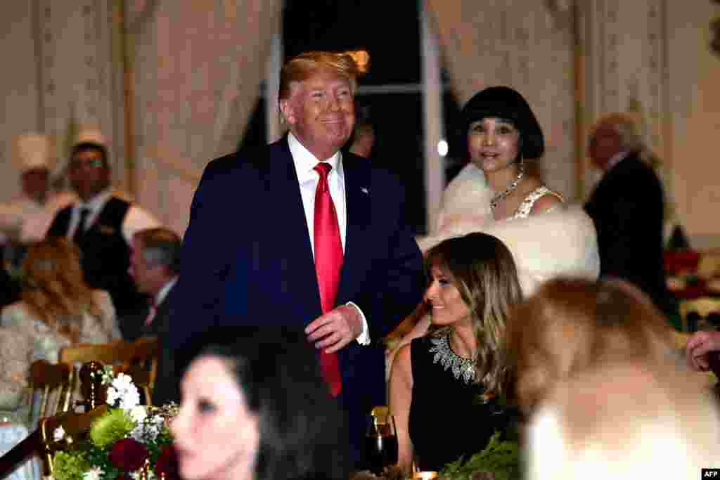 کرسمس سے ایک رات قبل صدر ڈونلڈ ٹرمپ اپنے اہل خانہ کے ہمراہ لوریڈا کے ایک چرچ بھی گئے اور بعد میں فلوریڈا کے ہی ایک ریسٹورنٹ میں رات کا کھانا کھایا۔ 