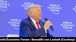特朗普总统在达沃斯世界经济论坛年会上接受主持人、世界经济论坛总裁布伦德提问。(2026年1月21日)