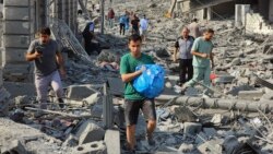 Người Palestine chạy khỏi bắc Gaza trong khi Israel tập trung quân chuẩn bị tấn công | VOA