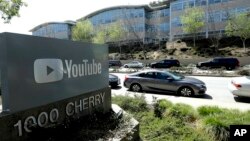 Papan penunjuk YouTube di seberang kantor perusahaan tersebut di San Bruno, California, 3 April 2018. 