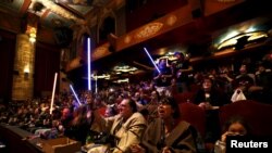 Para penonton mengenakan kostum dan asesories saat menantikan pemutaran perdana film "Star Wars: The Force Awakens" di TCL Chinese Theatre, Hollywood, California,17 Desember 2015 (Foto: dok).