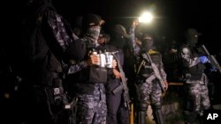 Oficiales de Policía manifiestan frente a la entrada de la sede policial en Tegucigalpa, Honduras, el lunes, 4 de diciembre de 2017.