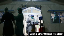 Para perawat bersiap untuk merawat pasien COVID-19 di tenda perawatan yang didirikan di sebuah rumah sakit di Jakarta, Kamis, 24 Juni 2021. (Foto: Ajeng Dinar Ulfiana/Reuters) 