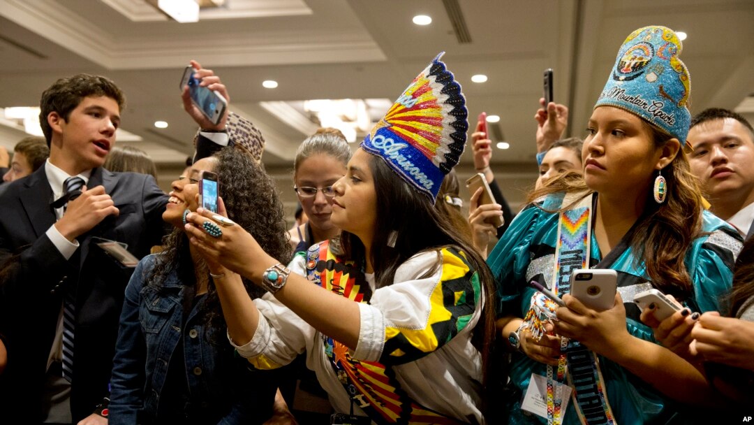 Anak-anak muda warga asli Amerika dalam pertemuan dengan Ibu Negara Michelle Obama di Washington (9/7). (Foto: AP/Jacquelyn Martin)