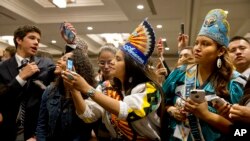 Anak-anak muda warga asli Amerika dalam pertemuan dengan Ibu Negara Michelle Obama di Washington (9/7). (Foto: AP/Jacquelyn Martin)