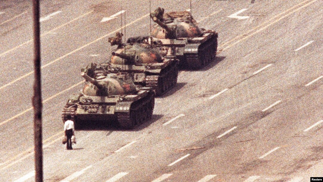 Tanklar yo'lini to'sib turgan namoyishchi. Pekin, Xitoy 5-iyun, 1989.
