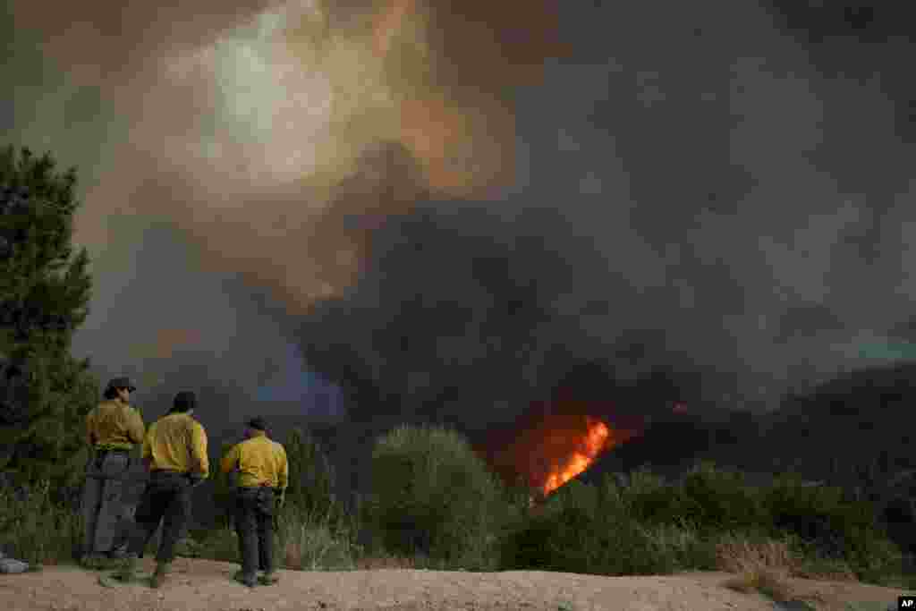 Los bomberos trabajaron en un terreno empinado con temperaturas superiores a los 38 Celsius, lo que limitó su capacidad para controlar el incendio, dijeron las autoridades.