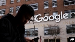 ARCHIVO - Un hombre que usa un teléfono celular pasa frente a las oficinas de Google el 17 de diciembre de 2018 en Nueva York, EEUU.