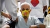 Un anciano se prepara para recibir la primera dosis de una vacuna contra COVID-19 en Guayaquil, Ecuador, el 15 de abril de 2021.