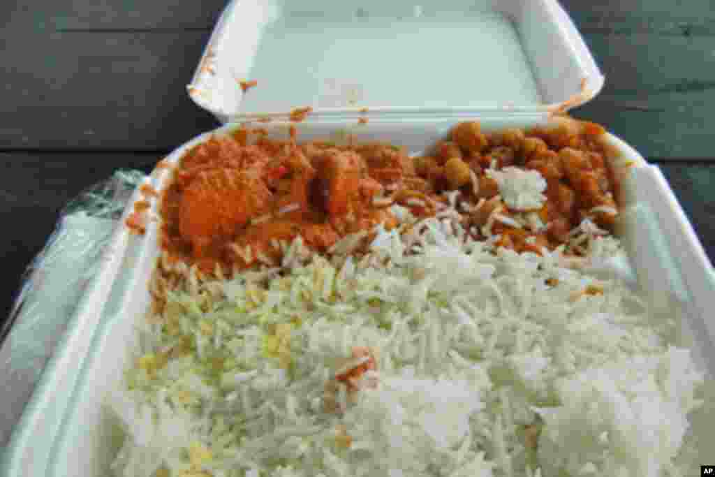 在会场内售卖的印度式鸡肉饭