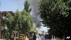 Asap mengepul dari sebuah gedung setelah serangan maut termasuk dugaan bom mobil bunuh diri dan baku tembak, di Jalalabad, Afghanistan, Selasa, 31 Juli 2018., sebagai ilustrasi.(Foto: AP)