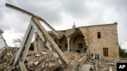 Kondisi terkini dari Gereja Katolik St. George Melkite di Kota Dardghaya, di selatan Lebanon, yang hancur akibat serangan udara Israel, pada 22 Desember 2024. (Foto: AP/Hassan Ammar)