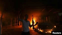 Wani dan zanga-zanga a kofar karamin ofishin jakadancin Amurka dake cin wuta a Benghazi a kasar Libya