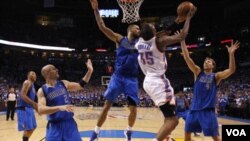 Kevin Durant sólo entre los los pivots de los Mavs, Tyson Chandler y Dirk Nowitzki, ante la mirada de Jason Kidd y Shawn Marion, a la izquierda en la foto.