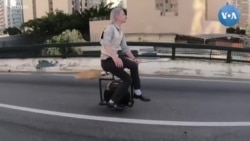 'แฮร์รี พ็อตเตอร์' แห่งบราซิล ขี่ 'ไม้กวาดติดล้อ' ตะลุยท้องถนน