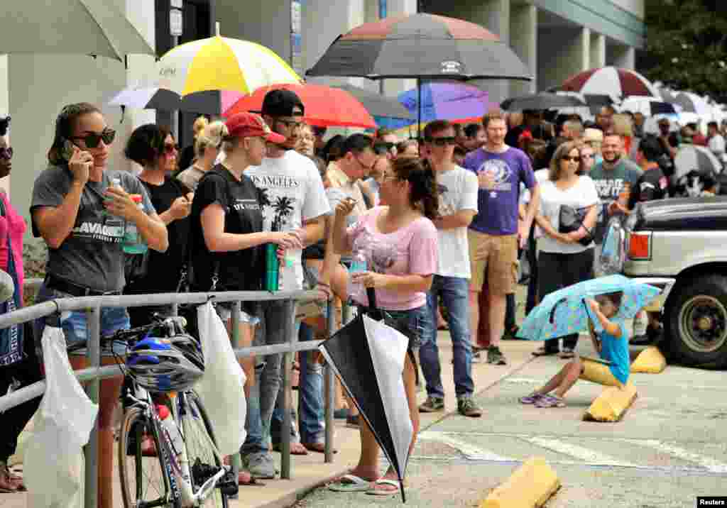 Hundreds of community members line up outside a clinic to donate blood after an early morning shooting attack at a gay nightclub in Orlando, Florida, June 12, 2016. 