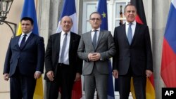 De izquierda a derecha: los ministros de Relaciones Exteriores de Ucrania, Pavlo Klimkin, Francia, Jean-Yves Le Drian, Alemania, Heiko Maas, y Rusia, Sergey Lavrov, posan para la prensa antes de una reunión en Berlín, 11 de junio de 2018. 