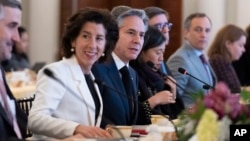 Menteri Perdagangan AS Gina Raimondo dan Menlu AS Antony Blinken, akan bersama-sama menjadi tuan rumah KTT Keamanan Kecerdasan Buatan Global di San Francisco (foto: dok). 