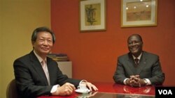 Wakil Khusus Sekjen PBB Young-jin Choi (kiri) bertemu Presiden Alessane Ouattara di Hotel Golf, Abidjan (14/4).