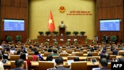 Los legisladores vietnamitas votan sobre un proyecto de enlace ferroviario con China en la Asamblea Nacional en Hanoi, el 19 de febrero de 2025.