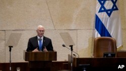 Wakil Presiden AS Mike Pence memberikan pidato di depan parlemen Israel di Yerusalem, hari Senin (22/1). 