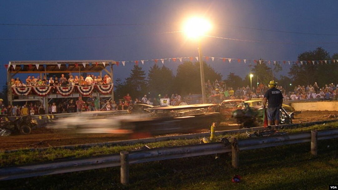 Sebuah pertunjukan Demolition Derby dalam Firemen's Festival di Greenwhich, Ohio.
